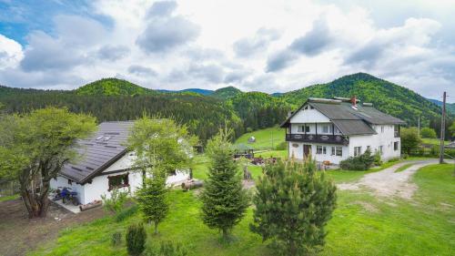 z góry widok na dom w górach w obiekcie Casa Bună Fundățica w mieście Fundăţica