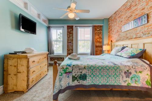 - une chambre avec un lit et un ventilateur de plafond dans l'établissement Market Street Loft B, à Wilmington
