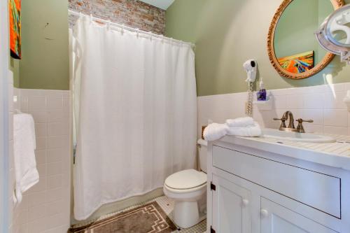 La salle de bains est pourvue d'une douche, de toilettes et d'un lavabo. dans l'établissement Market Street Loft B, à Wilmington