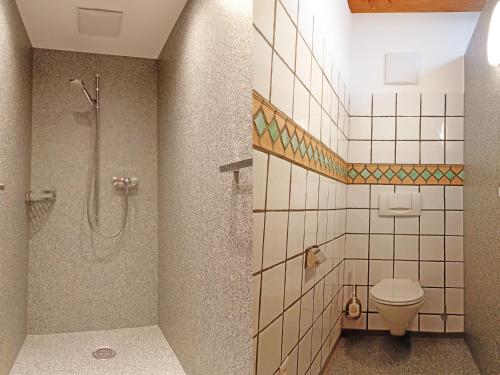 a bathroom with a shower and a toilet at Gruppen- & Familienhaus Parsonz in Reams