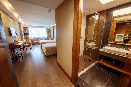 Ramada Plaza by Wyndham Samsunにあるベッド