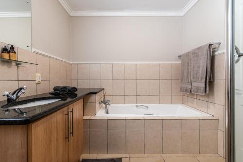 Ένα μπάνιο στο Coral Isle Apartment