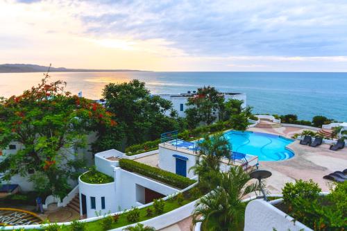 una vista aérea de un complejo con piscina en Hermoso Departamento Casa Blanca remodelado 2 Habitaciones Wi-Fi Netflix en Same