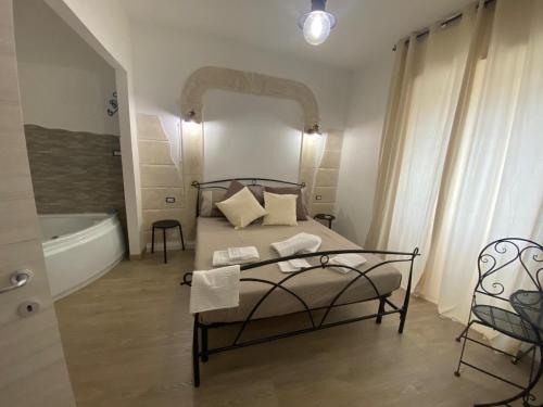 1 dormitorio con cama, bañera y bañera en LE ANTICHE MURA, en Vallecorsa