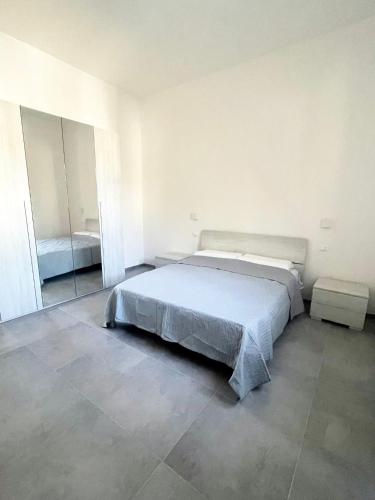 een slaapkamer met een groot bed en een spiegel bij Casa Eden Mesagne in Mesagne