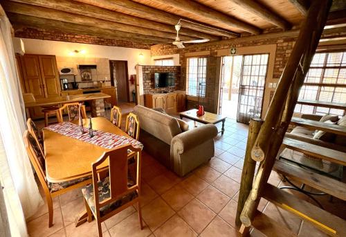 ein Wohnzimmer mit Sofa und Tisch in der Unterkunft Intundla's Rest in Marloth Park