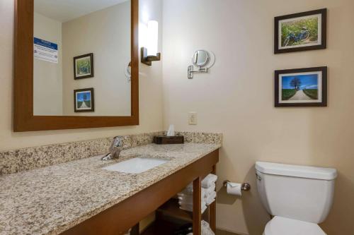 Et badeværelse på Comfort Suites Hotel and Conference Center