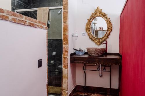La salle de bains est pourvue d'une douche et d'un miroir. dans l'établissement Hotel Rural Finca La Herencia, à Guadalcanal