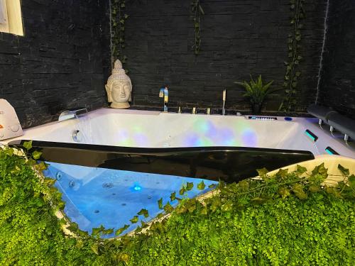 a bath tub with a statue in the middle at Suite Jacuzzi Privatif Plage Des Catalans in Marseille