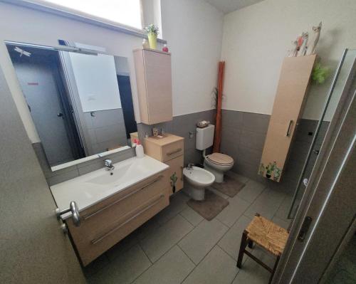 een badkamer met een toilet, een wastafel en een douche bij Casa Vacanze PRINCIPE LORIS in Canale