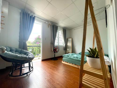 ein Wohnzimmer mit einem Bett und einem Spiegel in der Unterkunft CT Home in Da Lat