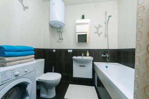 La salle de bains est pourvue de toilettes et d'un lave-linge. dans l'établissement Видовая на 25 этаже, à Kiev