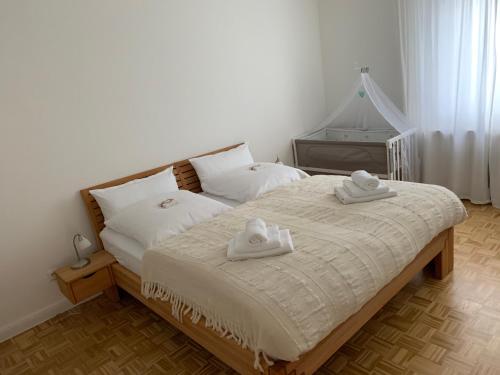 ein Schlafzimmer mit einem Bett mit zwei Handtüchern darauf in der Unterkunft Summerset Ferienwohnung in Rosengarten
