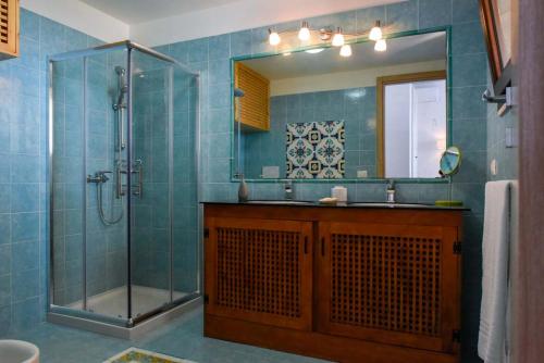 サンタ・カテリーナ・ディ・ナルドにあるCala D'Aspideのバスルーム(シャワー、シンク、鏡付)
