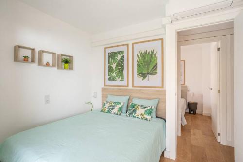 A bed or beds in a room at Sea view, pool, free parking, wifi, Port Aventura