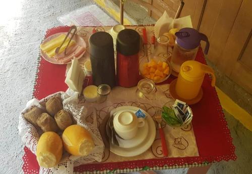 Suítes Cocaia في إلهابيلا: طاوله مع افطار من خبز وفواكه