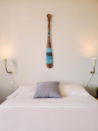 a vase hanging on the wall above a bed at Auberge de la rive de Charlevoix - Auberge de jeunesse familiale pour voyageurs de tous âges in Saint-Joseph-de-la-Rive