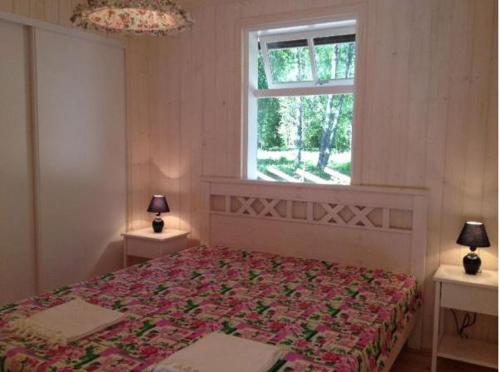 1 dormitorio con 1 cama con ventana y 2 mesitas de noche en Tirbi Holiday House en Kassari