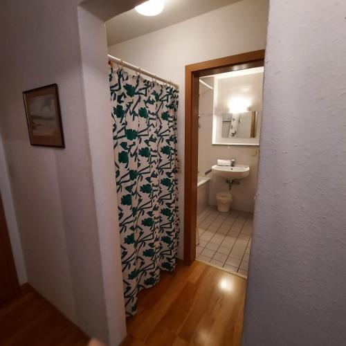 Ένα μπάνιο στο Gemütliche Ferienwohnung Krämer mit Bergblick