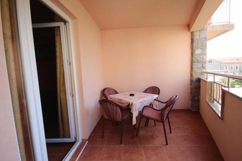 a table and chairs on the balcony of a room at Apartments Oaza 1 in Petrovac na Moru