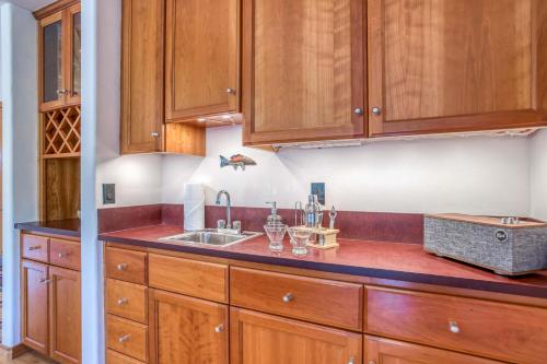 Η κουζίνα ή μικρή κουζίνα στο Pelican Crest - Meredith Lodging