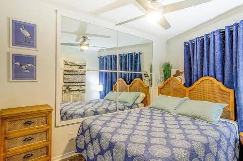 een slaapkamer met een bed en een spiegel bij Sea Side Villas 244 in Hilton Head Island