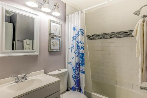 een badkamer met een wastafel, een toilet en een douche bij Sea Side Villas 244 in Hilton Head Island