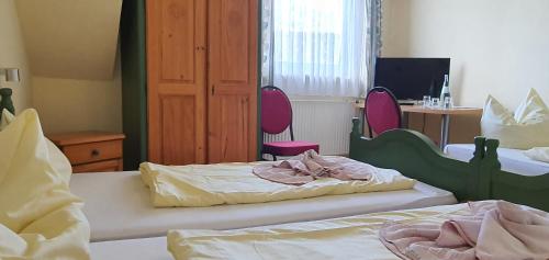 Katil atau katil-katil dalam bilik di Hotel & Restaurant Beckmanns Winzerhaus