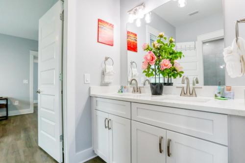 biała łazienka z 2 umywalkami i lustrem w obiekcie Casa Maya w mieście Destin