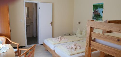 Katil atau katil-katil dalam bilik di Hotel & Restaurant Beckmanns Winzerhaus