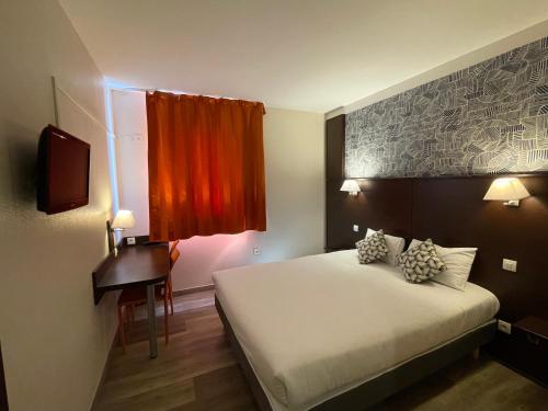 ein Hotelzimmer mit einem Bett und einem Fenster in der Unterkunft Hôtel Restaurant Kyriad Direct DIJON NORD - Zenith - Toison d'Or in Dijon