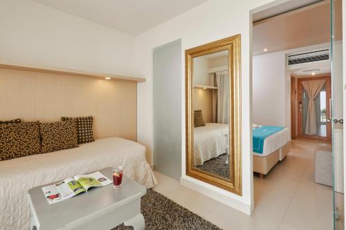 Ένα ή περισσότερα κρεβάτια σε δωμάτιο στο The Island Hotel - Adults Only -
