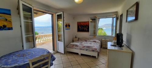une chambre avec un lit, un bureau et des fenêtres dans l'établissement Villa Playa del Sol -B3, à Saint-Tropez