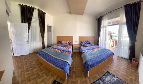 Ліжко або ліжка в номері Homestay Lidah Buaya 3 Syariah