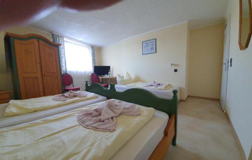 Katil atau katil-katil dalam bilik di Hotel & Restaurant Beckmanns Winzerhaus