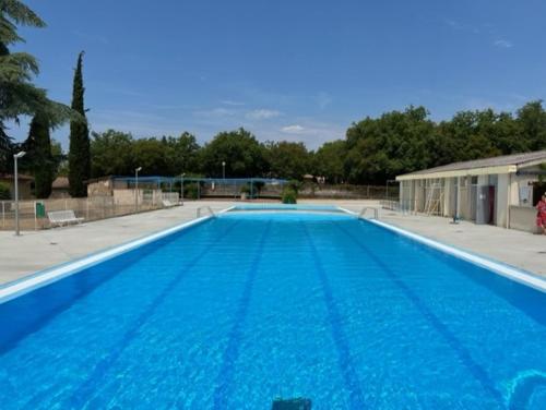 een groot zwembad met blauw water bij CAMPING LE BEL AIR mobil home LE PALMIER 4 personnes in Limogne-en-Quercy