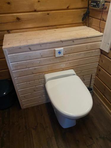 bagno con servizi igienici e parete in legno di Log Cabin Close to Nature a Finnsnes