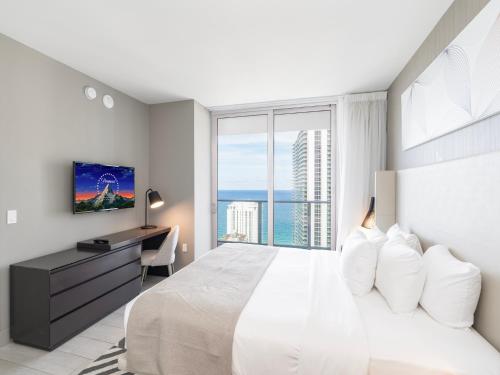 Ένα ή περισσότερα κρεβάτια σε δωμάτιο στο Modern Waterfront Retreat with Scenic Views