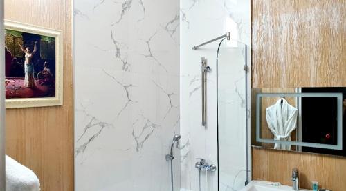 een badkamer met een douche en een wastafel bij LAMIYA Aparts Hotel in Alma-Ata
