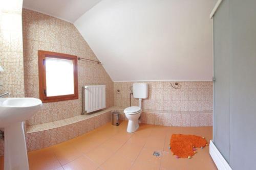 Koupelna v ubytování Pensiunea Flori de Camp