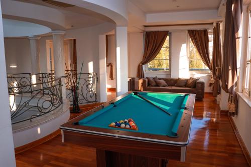 uma sala de estar com uma mesa de bilhar em Villa Dedinje em Belgrado
