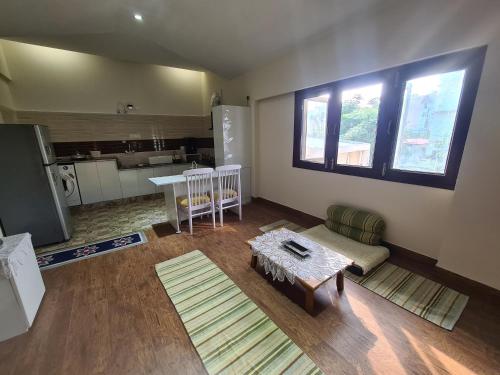 ein Wohnzimmer mit einem Sofa und einem Tisch in der Unterkunft Lychee Bungalow in Dehradun
