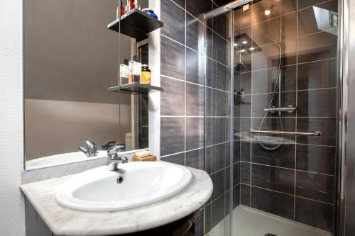 Ванна кімната в Bel appt 3 pièces, à l'étage, jardin privatif, au calme, 10 mn Saumur et CNPE