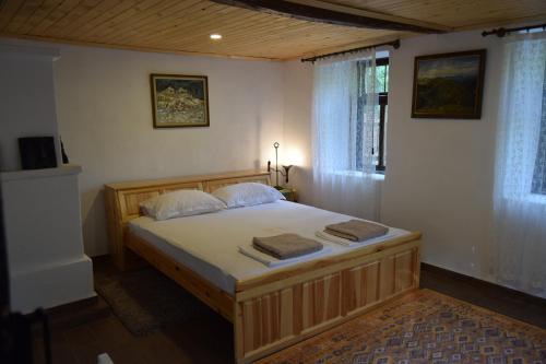 um quarto com uma cama com duas toalhas em Тихия кът em Malchovtsi