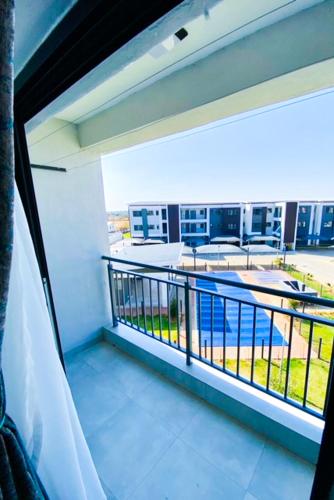 uma varanda com vista para um edifício em 303 Luxury Suite em Gaborone