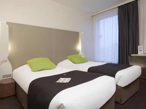 Cama o camas de una habitación en Campanile Lille Euralille