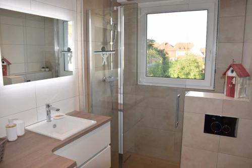Ένα μπάνιο στο Appartement chez Fabie
