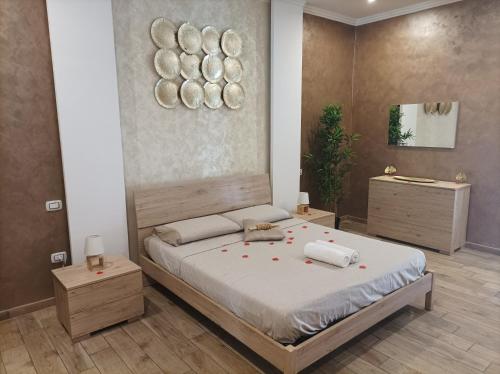 Un dormitorio con una cama con flores rojas. en Suite Natura Bed&Beauty Spa, en Taranto