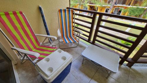 Un balcón o terraza en Paraíso PÉ NA AREIA no coração do Litoral Norte - FRENTE MAR - Loft projetado para que você tenha a melhor experiência em hospedagem - condomínio mais procurado da Estrada do Côco - Varanda com vista espetacular para o mar - lazer e TRANQUILIDADE