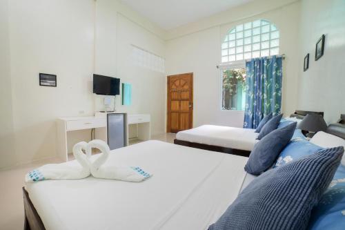um quarto de hotel com duas camas e uma janela em Shorebreak Boracay Resort em Boracay
